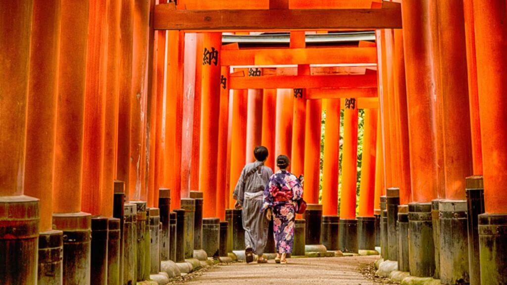 Đền Fushimi Inari – ngôi đền Thần đạo linh thiêng nổi tiếng với con đường “nghìn cổng Torii” đỏ rực kéo dài lên sườn núi Inari