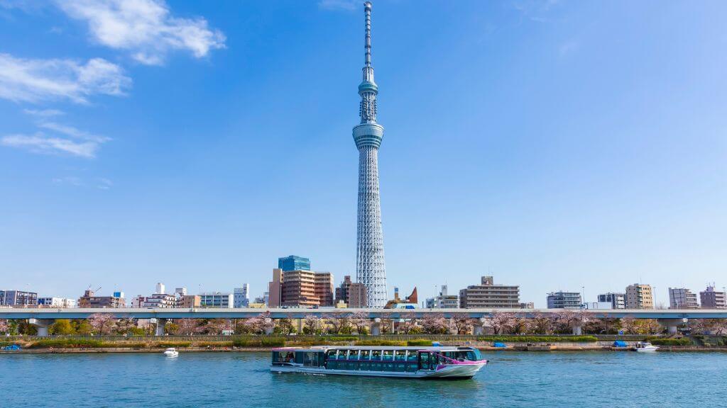 Đoàn chụp ảnh Tháp truyền hình Tokyo Skytree từ dòng sông Sumida