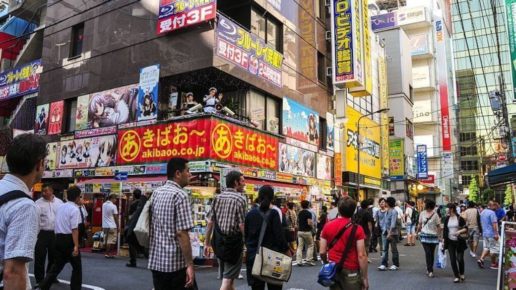 Khách tự do mua sắm tại khu phố điện tử Akihabara sôi động