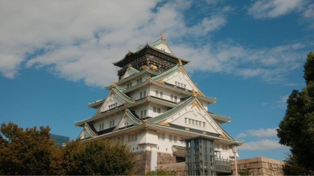 Lâu đài Osaka – công trình lịch sử nổi tiếng với kiến trúc uy nghi và khuôn viên rộng lớn
