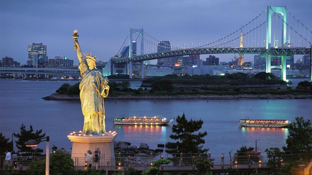 Vịnh Odaiba – một trong những trung tâm mua sắm, giải trí nằm trên hòn đảo lấn biển trong Vịnh Tokyo