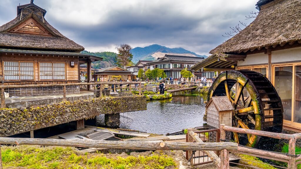 Ngôi làng cổ Oshino Hakkai nằm yên bình dưới chân núi Phú Sĩ