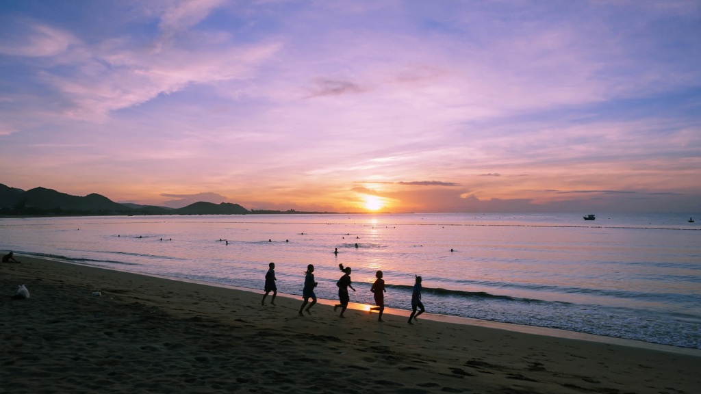 khung cảnh hoàng hôn thơ mộng trên biển Hình ảnh của Biển Ninh Chữ