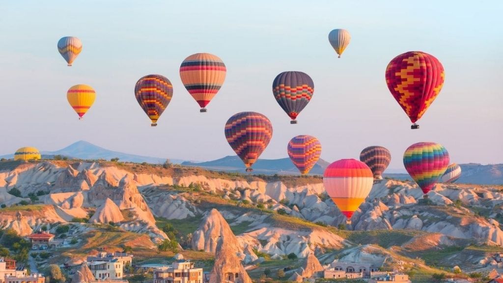 Chiêm ngưỡng khinh khí cầu trong ánh bình minh của Cappadocia