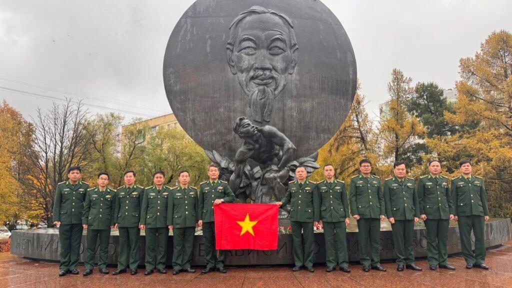 Đoàn sĩ quan BĐBP dâng hoa tại Tượng đài Chủ tịch Hồ Chí Minh ở Moscow