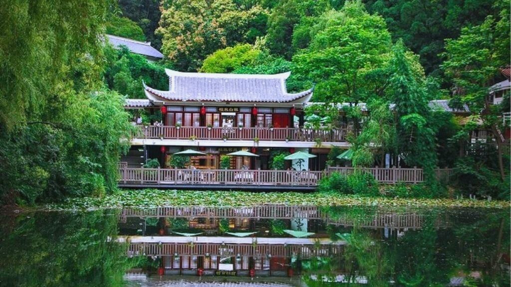 Không gian xanh mát, hồ nước yên bình tại Kiềm Linh Sơn