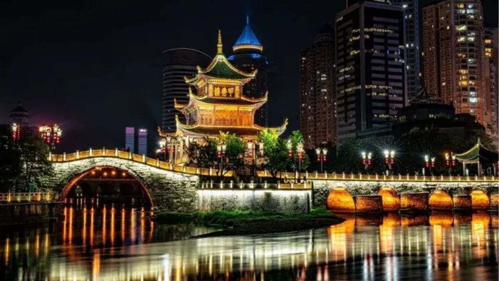 Kiến trúc gỗ Giáp Tú Lầu truyền thống soi bóng xuống dòng sông đậm nét Trung Hoa cổ