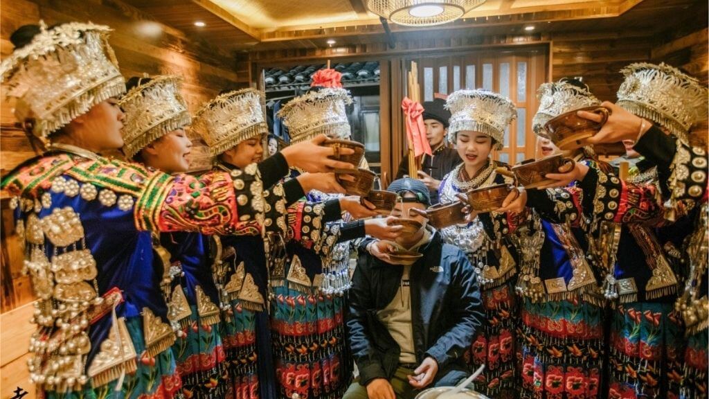 Du khách được đón chào bằng rượu thác đổ   văn hóa độc đáo của người Miêu