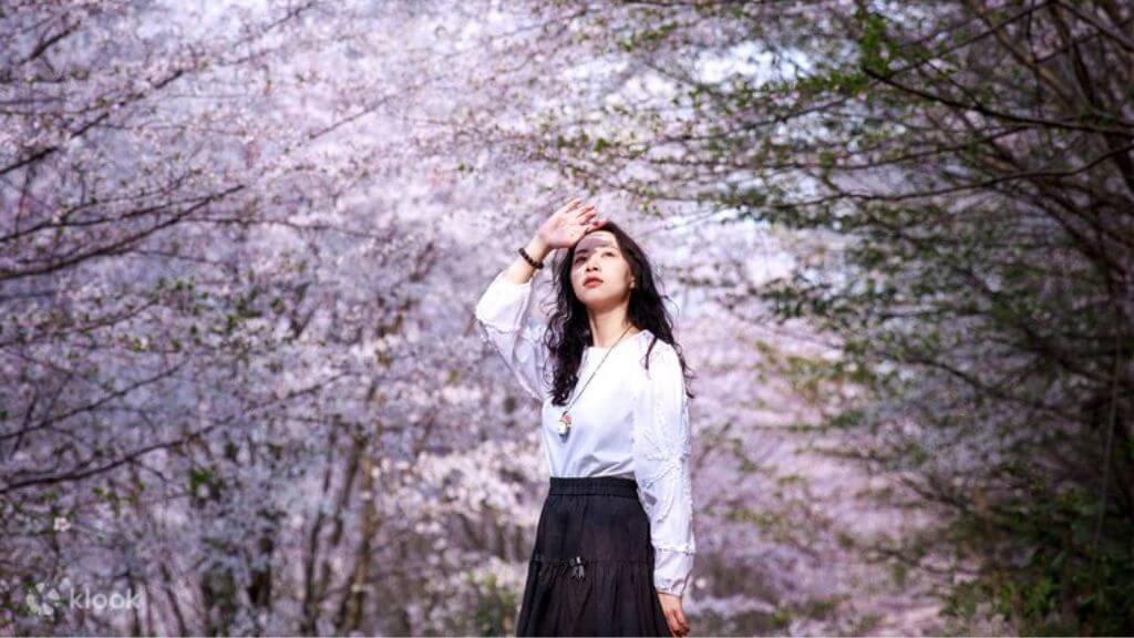 Du khách checkin cùng vườn hoa