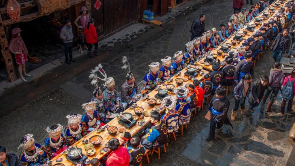 Đoàn dùng bữa tối với Tiệc bàn dài “Cao sơn lưu thủy” độc đáo, đặc trưng của người Miêu