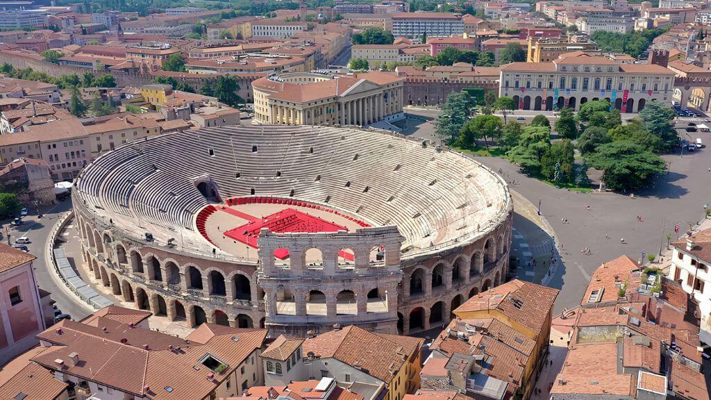 Đấu trường Verona ở Ý   nơi tổ chức vở opera ngoài trời lớn nhất thế giới
