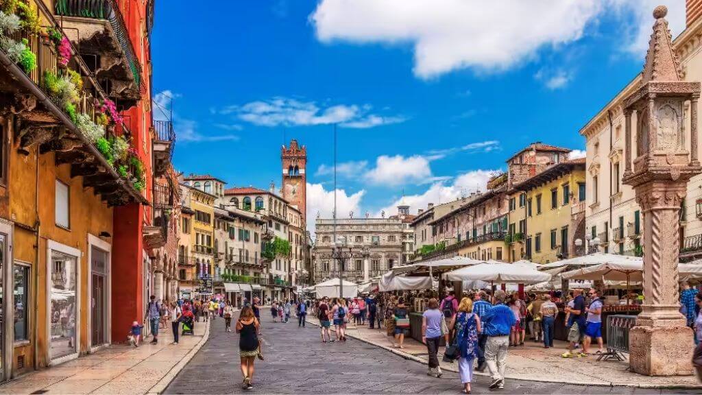 Piazza delle Erbe – quảng trường trung tâm mang đậm dấu ấn lịch sử