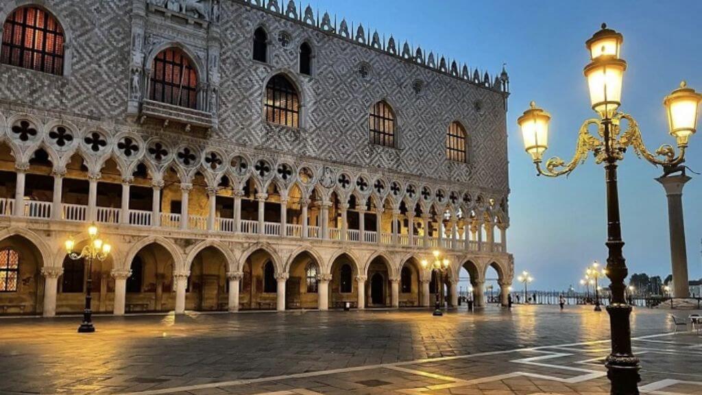 Tham quan cung điện Doge Venice phong cách gothic nhìn ra kênh đào Venice