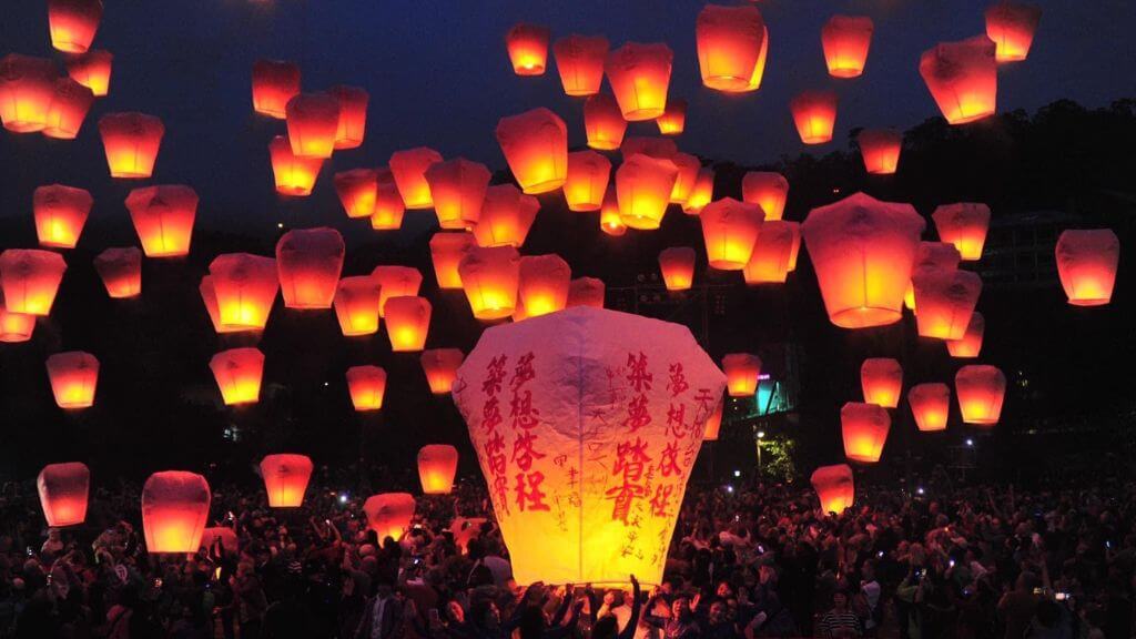 Thả đèn trời tại Phố Cổ Thập Phần