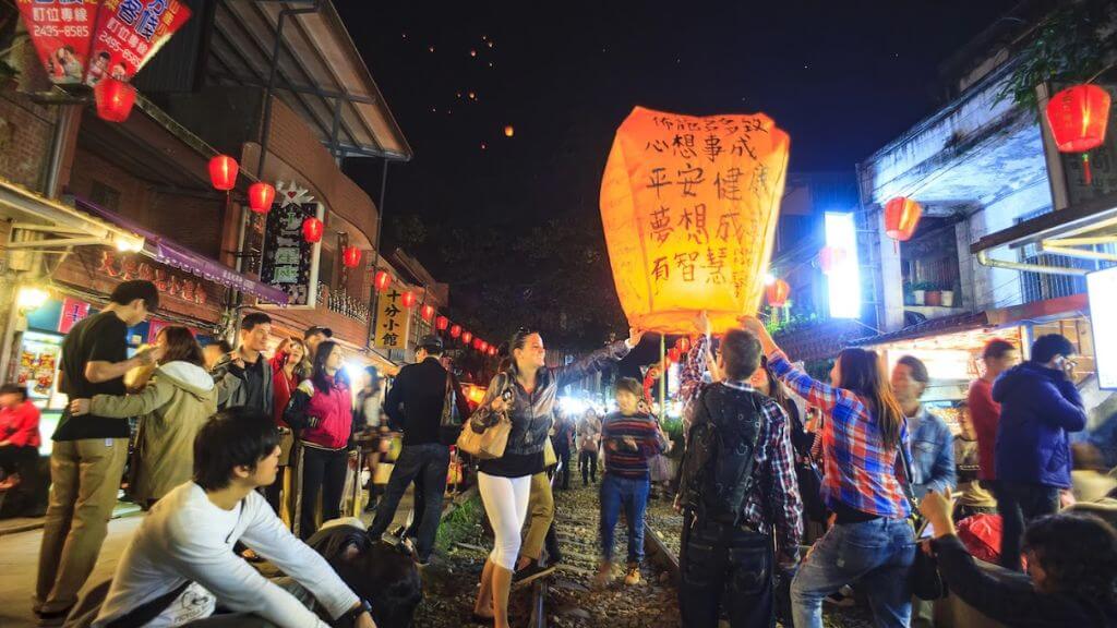 Thả đèn trời cầu ước năm mới tại Phố cổ Thập Phần