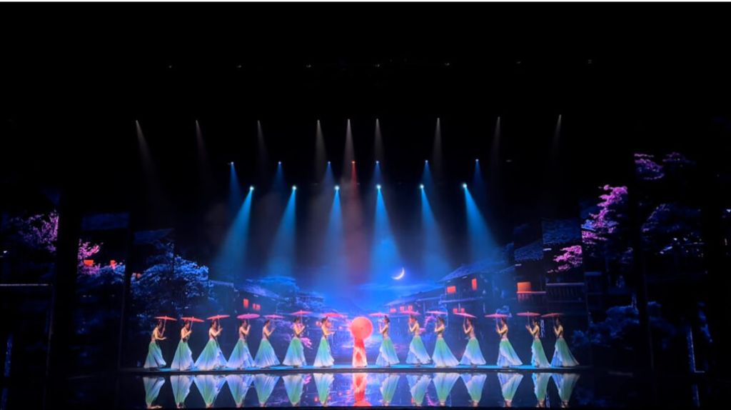 Du khách thưởng thức show Thiên Cổ Tình
