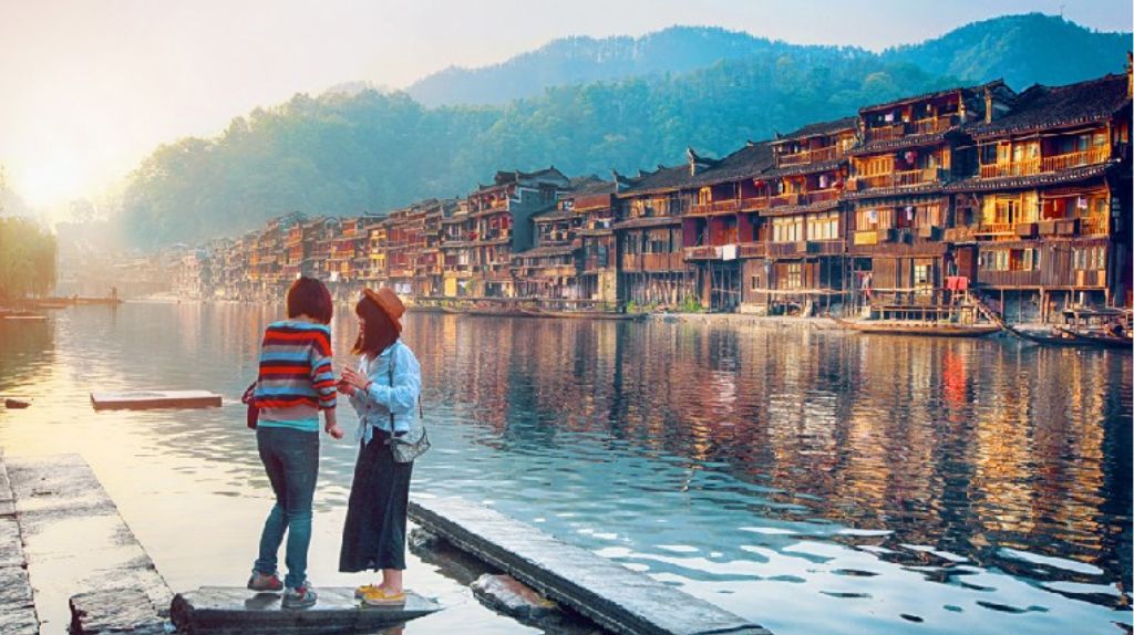 Du khách theo dòng Đà Giang ngắm nhìn Phượng Hoàng Cổ Trấn