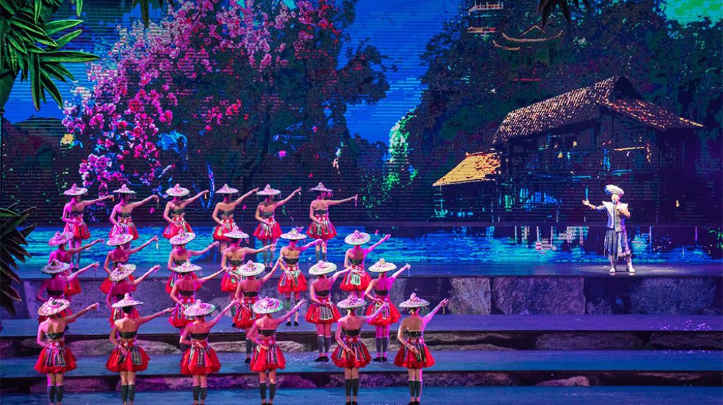 Du khách thưởng thức show Rạng Rỡ Rương Tây