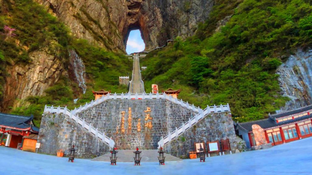 Du khách ghé thăm và check in tại Trương Gia Giới