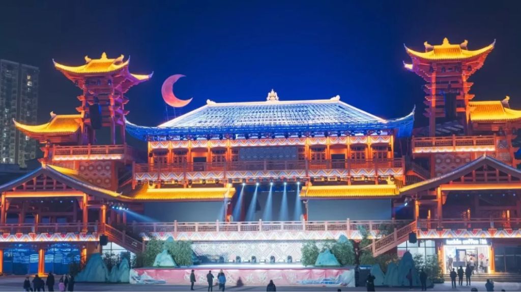 Du khách check in tại Ân Thi Thổ Ty Thành