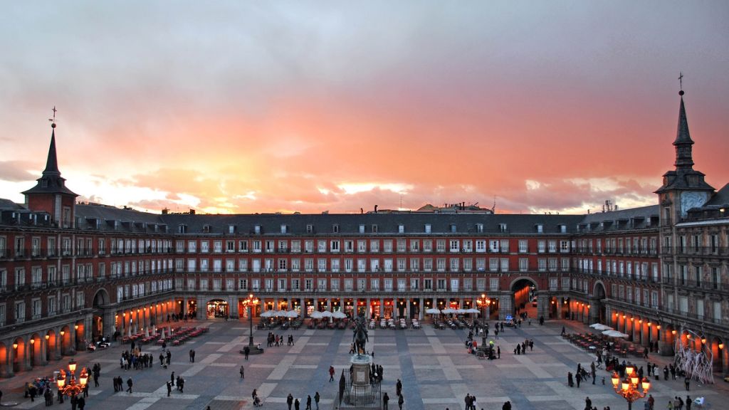 Đắm chìm vào vẻ đẹp lãng mạn của Quảng trường Plaza Mayor tại Madrid