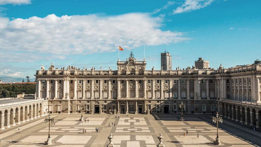 Ghé thăm Cung điện hoàng gia Royal Palace  tại Madrid Tây Ban Nha