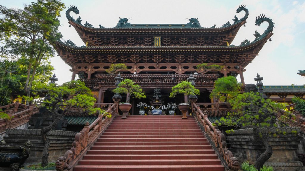 Vãn cảnh tại chùa Minh Thành trong tour du lịch Tây Nguyên