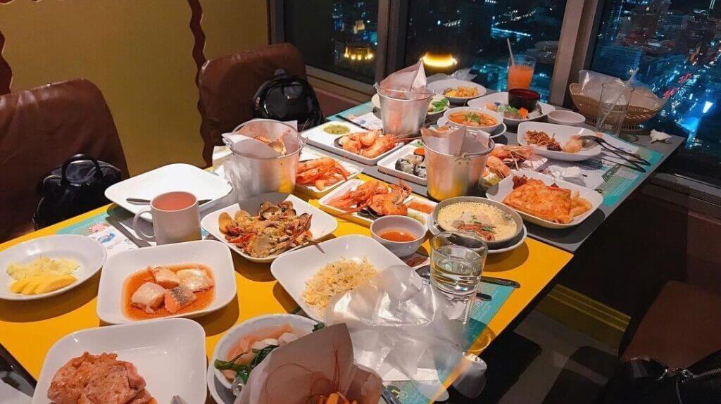 Quý khách thưởng thức buffet tại Baiyoke Sky (1)