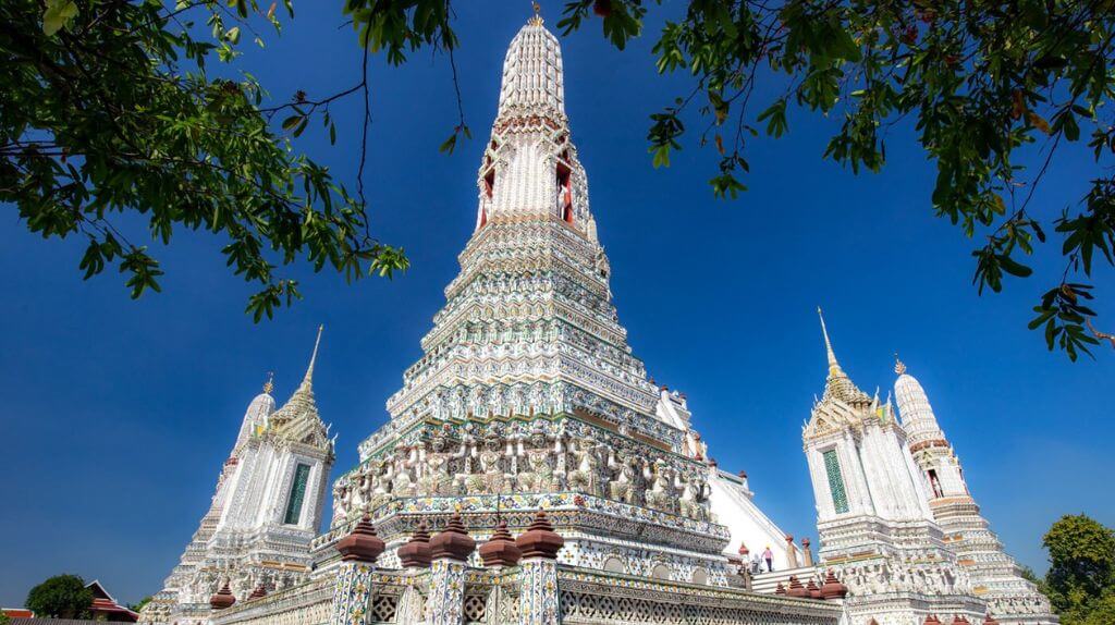 Đoàn tham quan ngôi chùa với kiến trúc khảm sành sứ đặc sắc Wat Arun