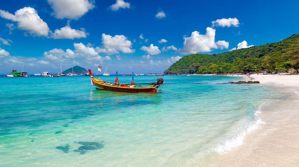 Tắm biển tại Coral, một bãi biển trong xanh thơ mộng