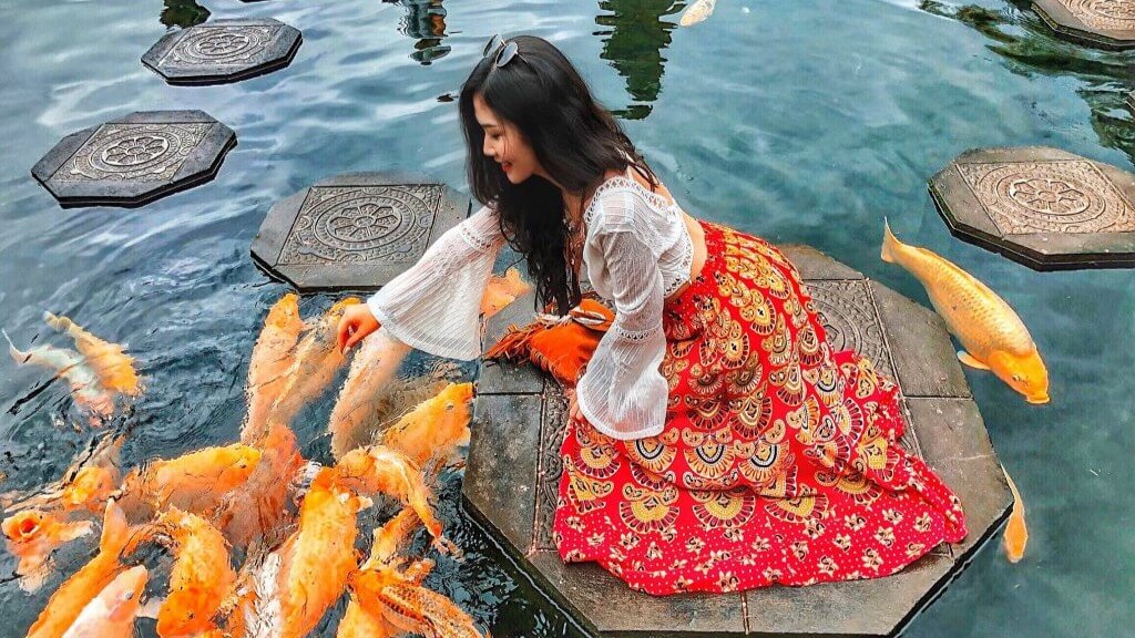 Check in cùng cá Koi quý hiểm tại Cung điện nước Tirta Gangga