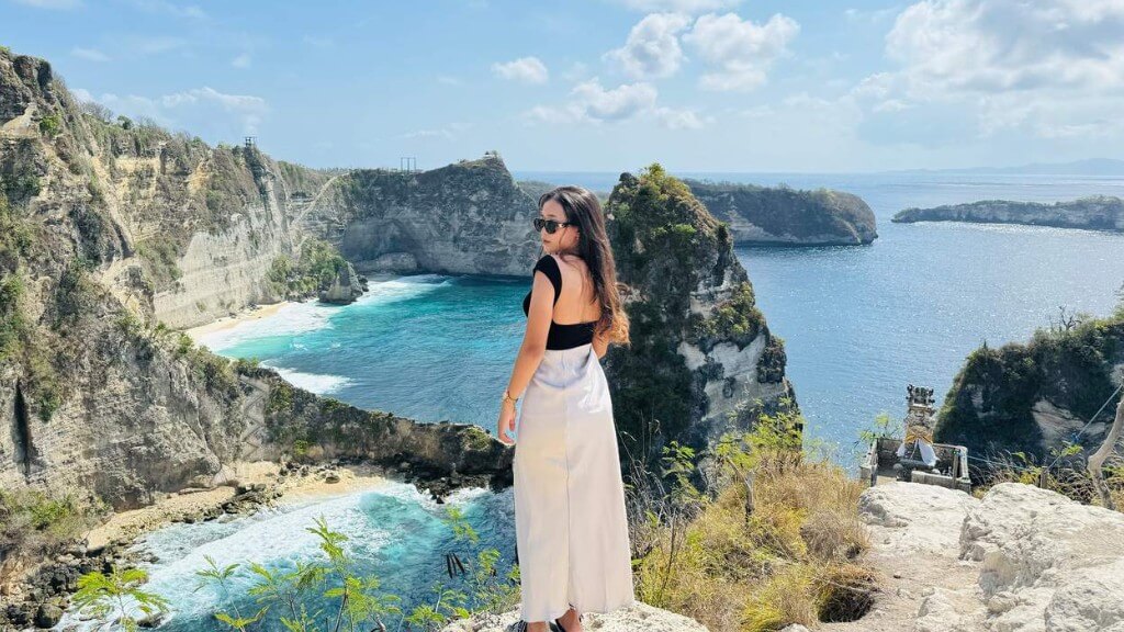 Check in sống lưng khủng long trong tour Hà Nội   Bali