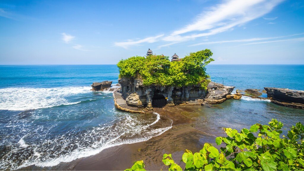 Đền Tanah Lot như một hòn đảo biệt lập giữa đại dương