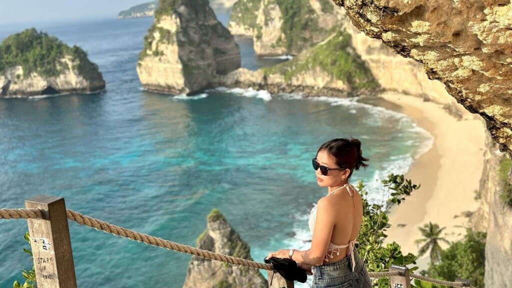 Du khách check in cảnh biển hoang sơ tuyệt đẹp ở Bali