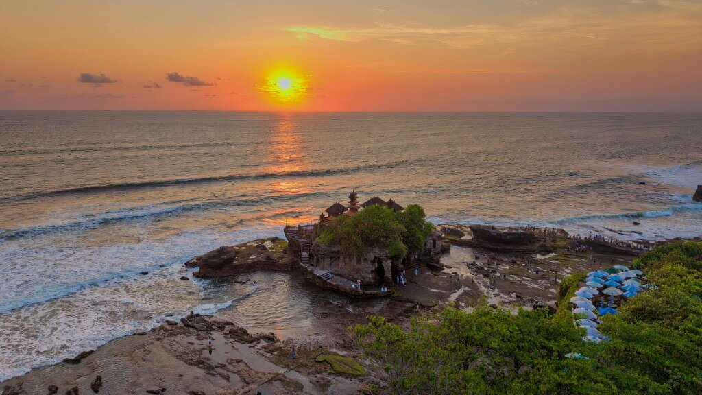 Ngắm hoàng hôn tuyệt đẹp từ đền Tanah Lot
