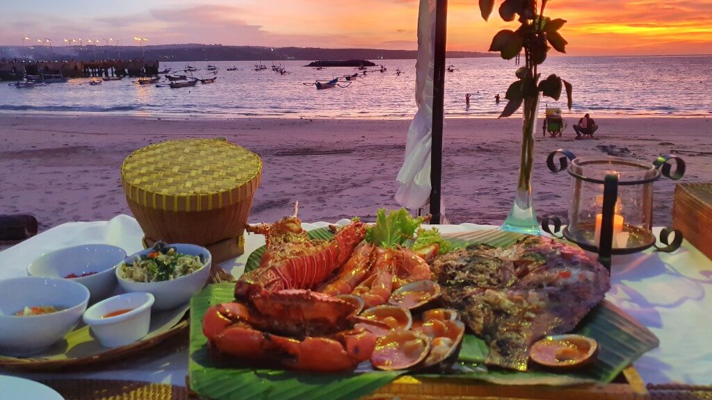 Thưởng thức bữa tối hải sản ở biển Jimbaran trong tour Bali