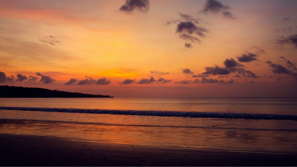 Cảnh hoàng hôn tuyệt mỹ ở bãi biển Jimbaran