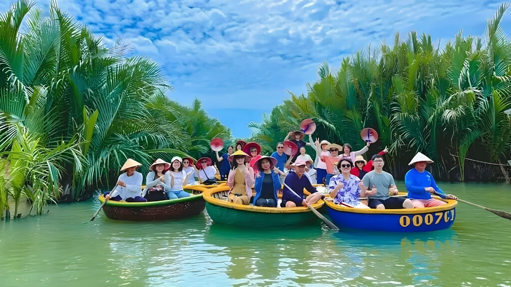 Trải nghiệm ngồi thuyền thúng đầy thú vị