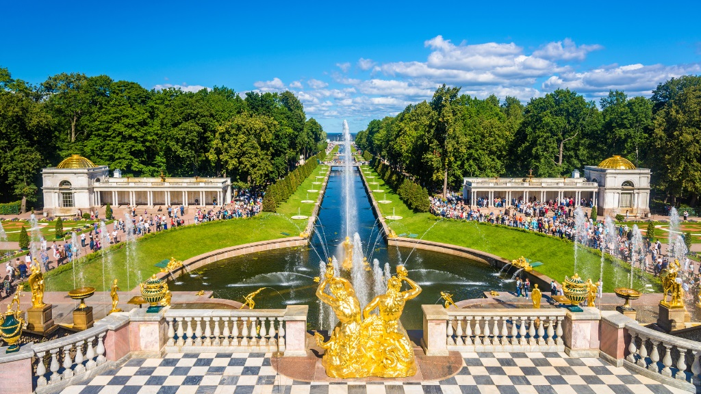 Du khách hào hứng tham quan Cung điện Mùa Hè (Peterhof)