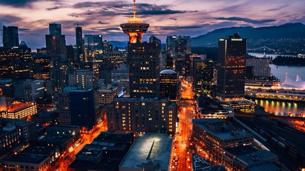 Thành phố Vancouver rực rỡ vào ban đêm