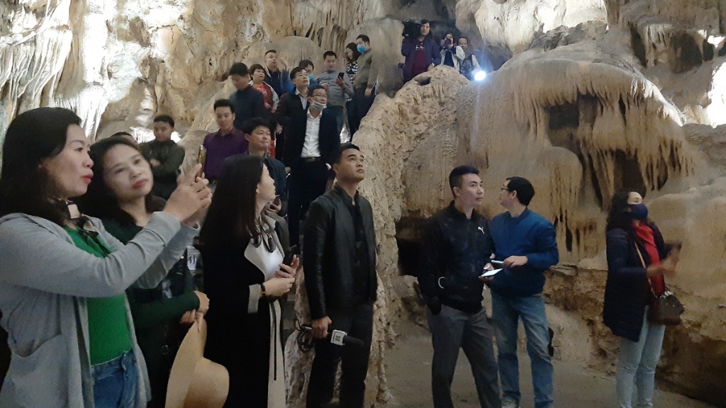 Hang Đầu Gỗ một trong những địa danh bạn không thể bỏ qua trong tour miền Bắc