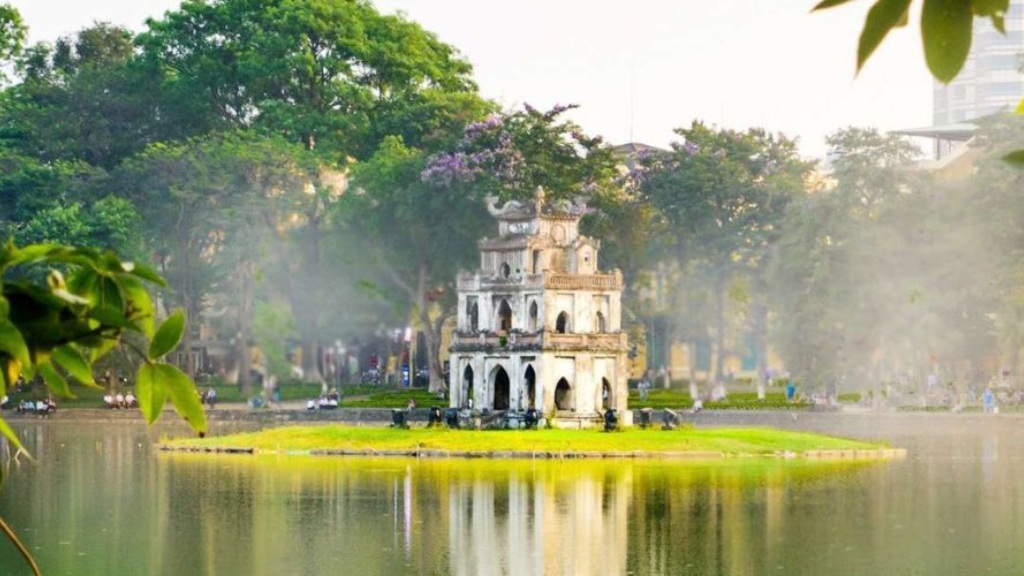 Hồ Hoàn Kiếm một địa điểm du lịch nổi tiếng và mang tính biểu tượng của thủ đô Hà Nội