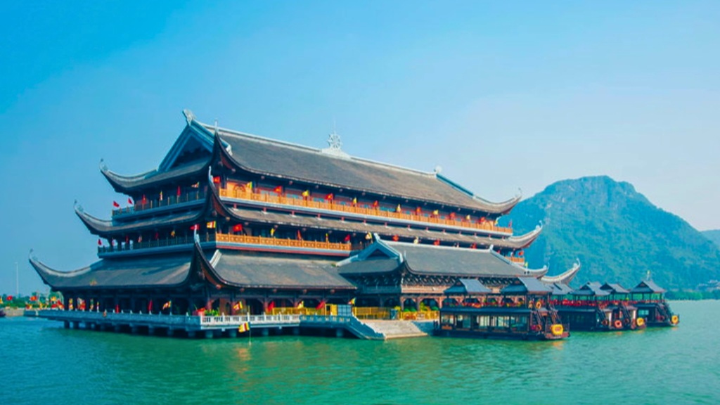 Tham quan hòn đảo nhỏ và ngôi đình gọi là đình Tam Chúc