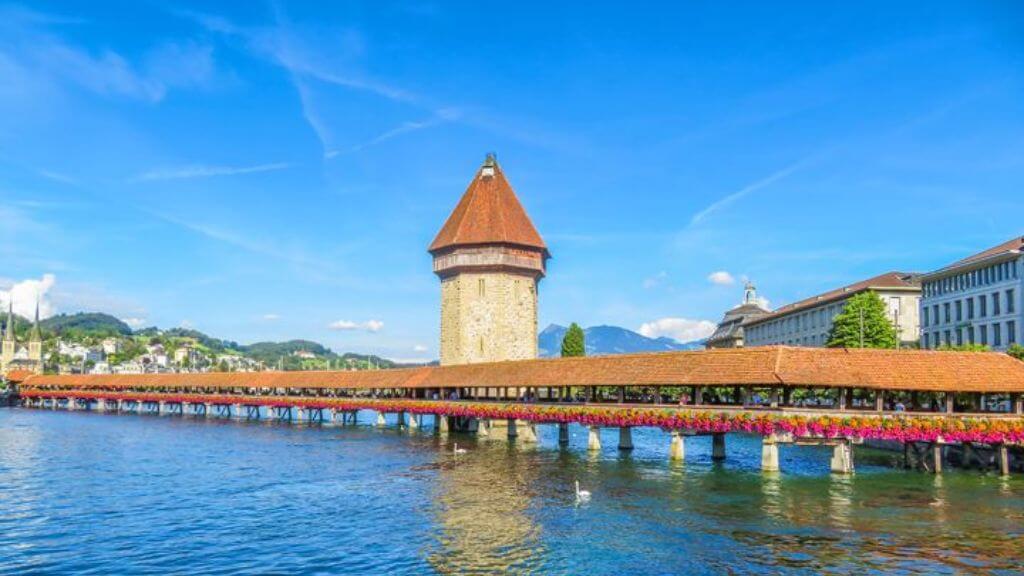 Cầu gỗ Chapel Bridge bên hồ Lucerne
