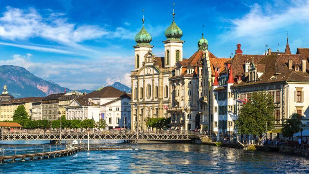 Khung cảnh yên bình bên hồ Lucerne