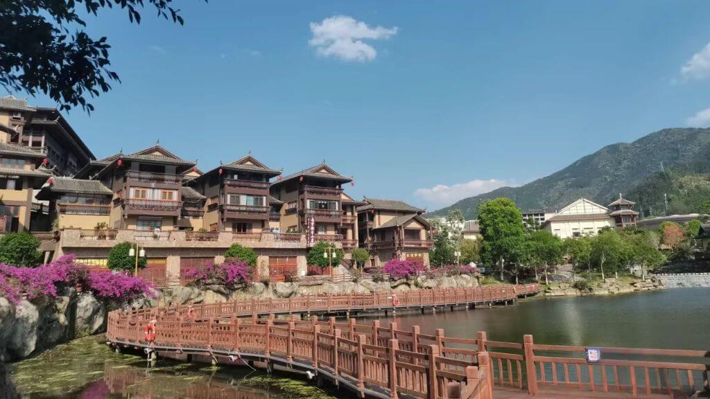 Tham quan những ngôi nhà gỗ tại Làng Miêu Tích Thủy