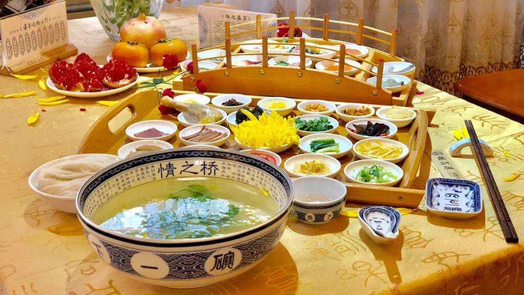 Thưởng thức món Bún Qua Cầu nổi tiếng của Vân Nam