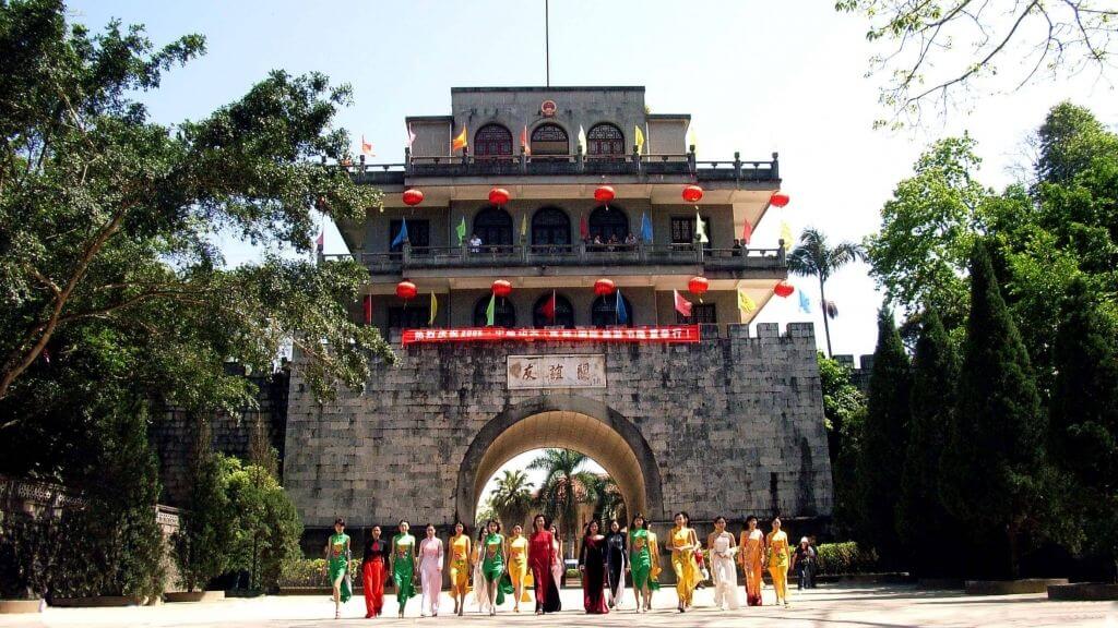 Tham quan Hữu Nghị Quan Trung Quốc