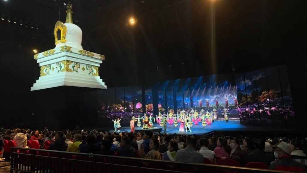 Thưởng thức show diễn “Cửu Trại Câu Thiên Cổ Tình” đặc sắc