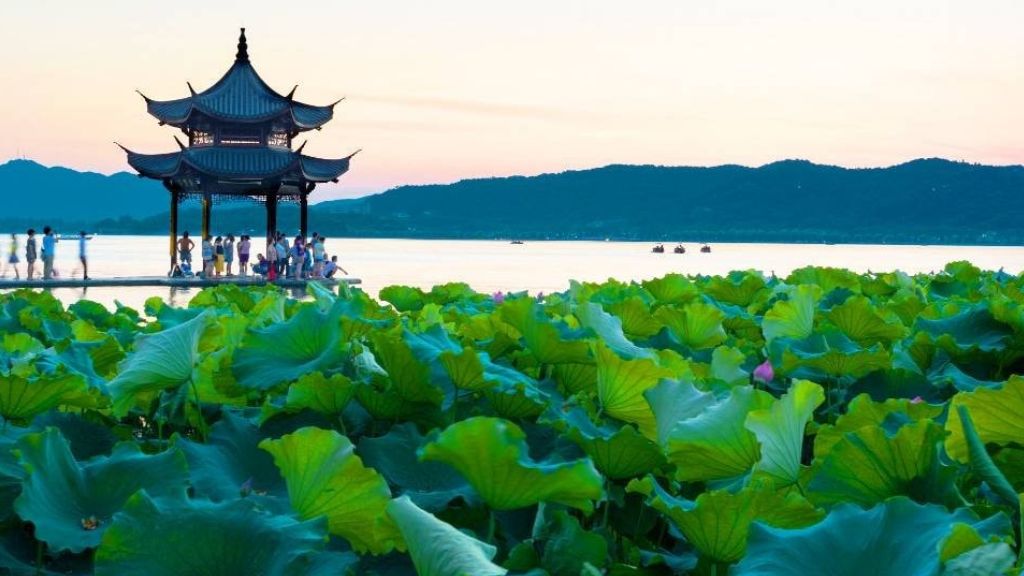 Du khách tham quan Tây Hồ Hàng Châu